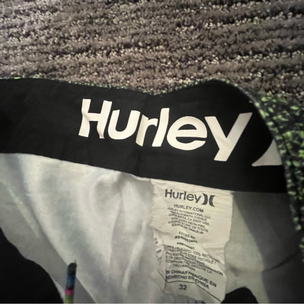 Black and green Hurley board shirts - Picture 3 of 3